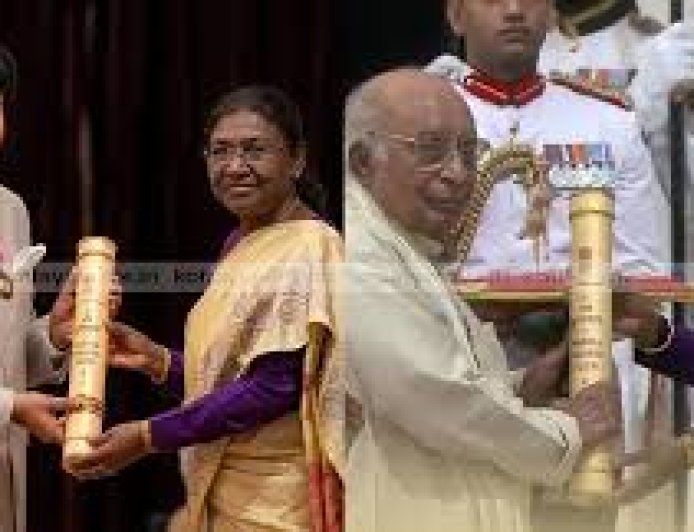 മമ്മൂട്ടിയും വെള്ളാപ്പള്ളിയും കെ ടി തോമസും പി നാരായണനും പത്മ അവാർഡുകൾ രാഷ്ട്രപതിയിൽ നിന്ന് ഏറ്റുവാങ്ങി