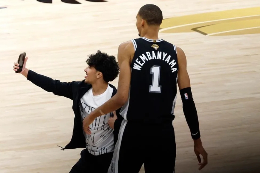 NBA fan who ran on court to take selfie with Victor Wembanyama receives ultimate punishment