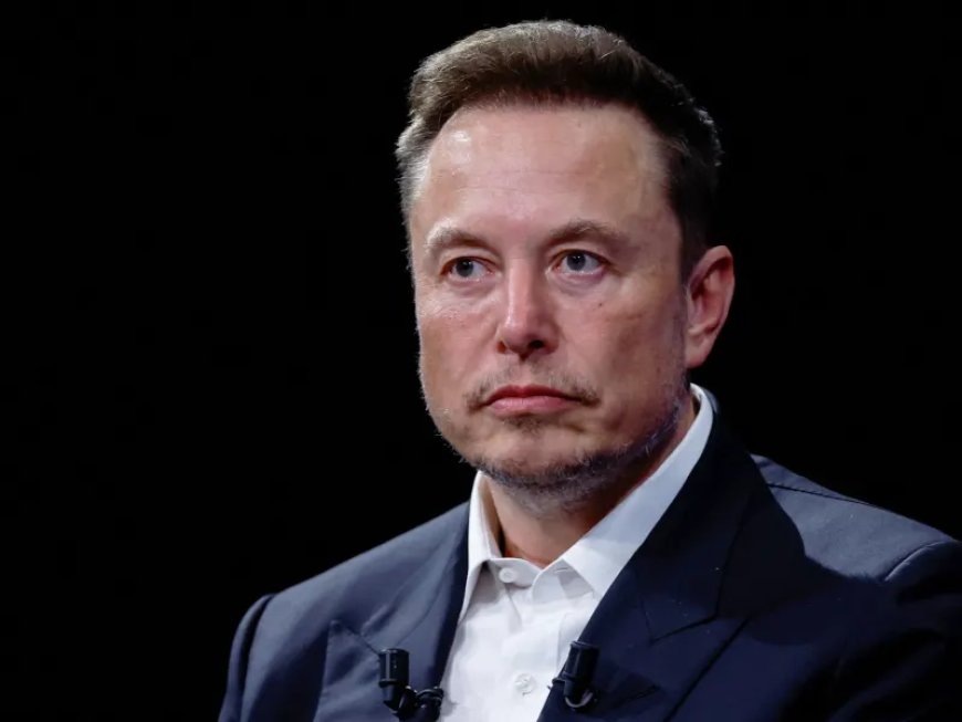 The wealthiest person on earth still reads every day