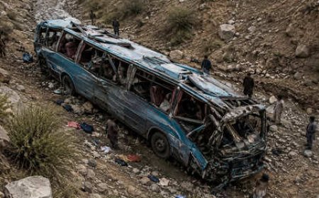 At least 40 killed in passenger bus crash in southwest Pakistan