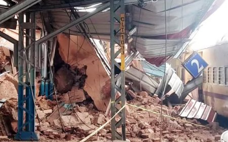കോഴിക്കോട് റെയില്‍വേ സ്‌റ്റേഷനില്‍ കെട്ടിടം തകര്‍ന്നുവീണു; ട്രെയിന്‍ ഗതാഗതം നിര്‍ത്തിവെച്ചു