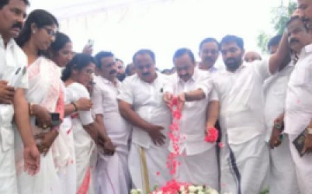 ഉമ്മൻ ചാണ്ടിയുടെ കല്ലറയിൽ പുഷ്പാർച്ചന നടത്തി മുഖ്യമന്ത്രി വി.ഡി. സതീശൻ