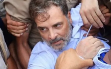 രാഹുൽ ​ഗാന്ധിയും പ്രിയങ്ക​യും അറസ്റ്റിൽ: റോഡിലൂടെ വലിച്ചിഴച്ച് പൊലീസ്; ഡൽഹിയിൽ   പ്രധാനമന്ത്രിയുടെ വസതിക്കു മുന്നിൽ വൻ പ്രതിഷേധം