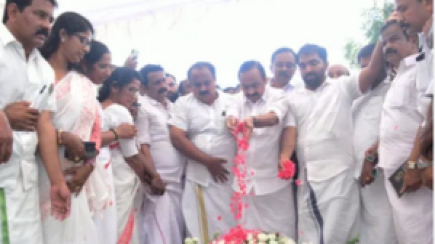 ഉമ്മൻ ചാണ്ടിയുടെ കല്ലറയിൽ പുഷ്പാർച്ചന നടത്തി മുഖ്യമന്ത്രി വി.ഡി. സതീശൻ