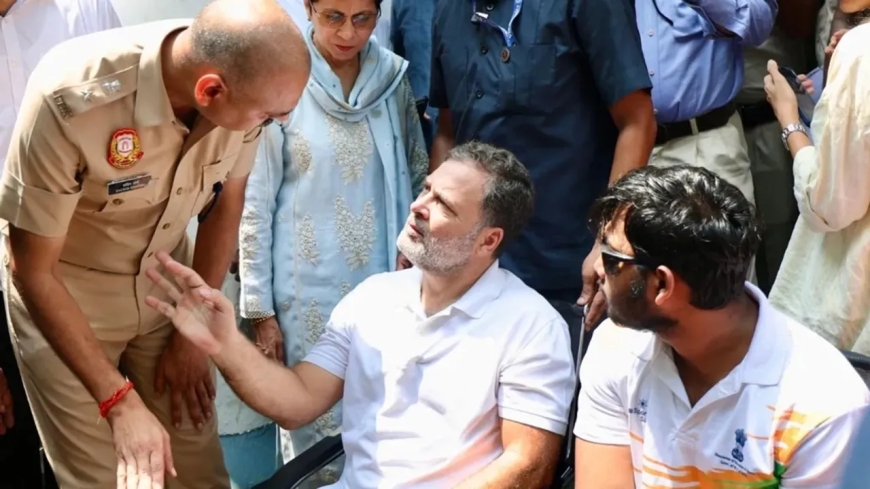 പെല്ലറ്റ് ഗൺ ആക്രമണ ഇരയ്ക്കൊപ്പം  രാഹുൽ ഗാന്ധിയുടെ കുത്തിയിരിപ്പ് സമരം: ഒടുവിൽ മുട്ടുമടക്കി ഡൽഹി പൊലീസ് ;എഫ്ഐആർ രജിസ്റ്റർ ചെയ്തു