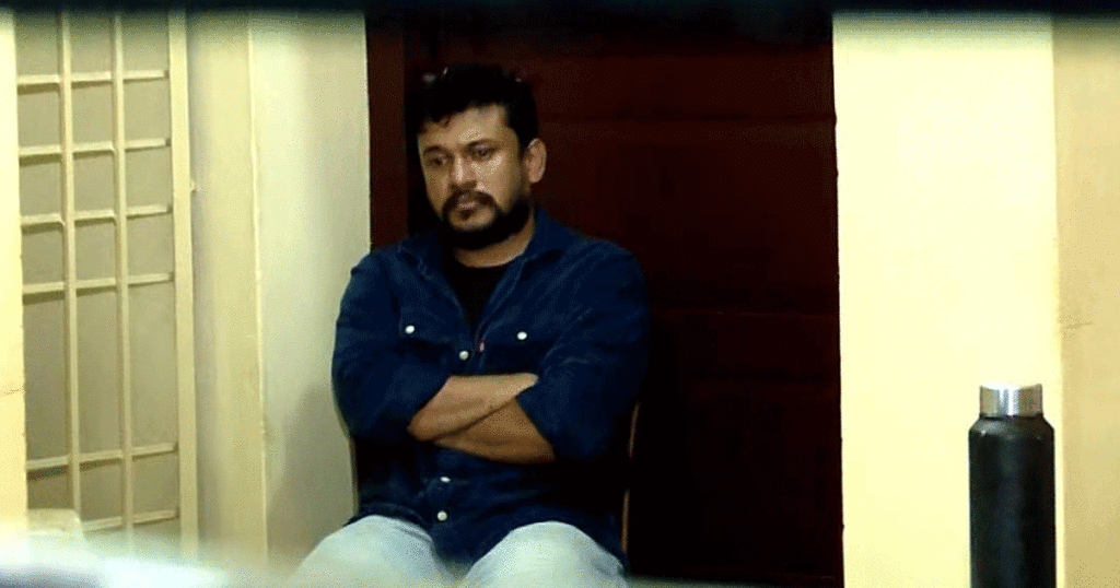 അർജുൻ ആയങ്കിയുടെ വീട്ടിൽ പൊലീസ് റെയ്ഡ്