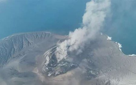 Volcano eruption leaves 150,000 passengers stranded in Indonesia
