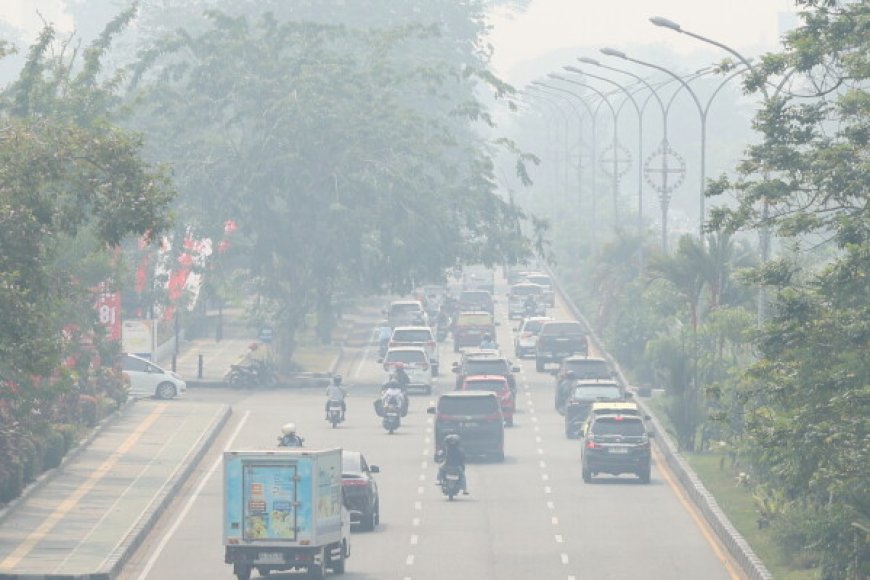 Toxic haze from Indonesian forest fires chokes Malaysian Borneo