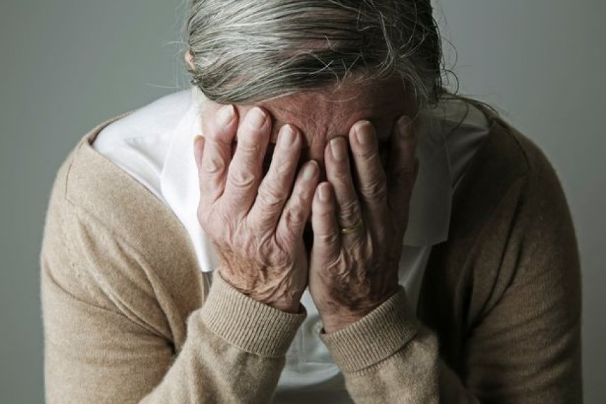 The surprising symptom that experts say is an early sign of dementia