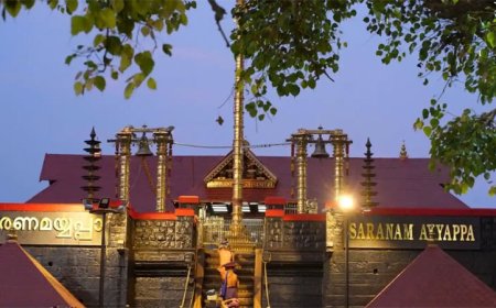 ശബരിമലയിൽ ഭക്തജനപ്രവാഹം; തുലാമാസ പൂജകൾക്ക് നടതുറന്നു