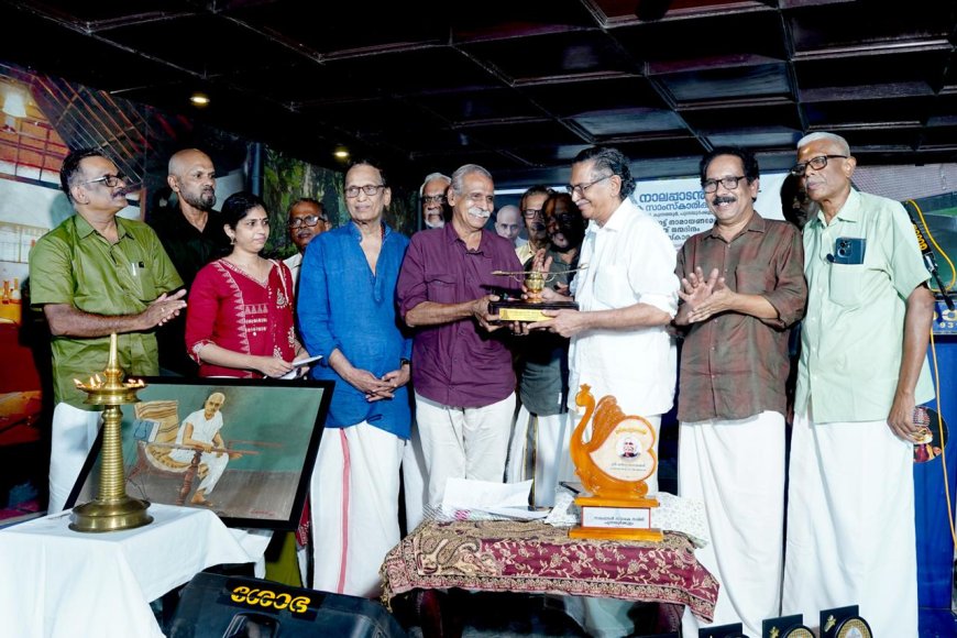 'വെറുതെ പാടിയ പക്ഷി' - പ്രകാശനം ചെയ്‌തു