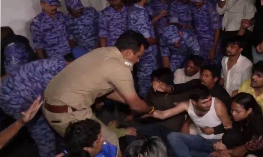 ഡല്‍ഹിയില്‍ എന്‍ എസ് യു ഐ  പ്രതിഷേധക്കാരെ പോലീസ് കസ്റ്റഡിയിലെടുത്ത് നീക്കി