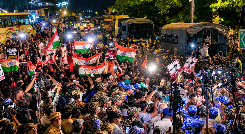 ഡൽഹിയിൽ നിരോധനാജ്ഞ മറികടന്ന് തിരംഗ മാർച്ച്; സി.ജെ.പി. നേതാക്കളടക്കം പ്രതിഷേധക്കാരെ കസ്റ്റഡിയിലെടുത്തു