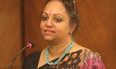 മിന്നാമിനുങ്ങിന്റെ നുറുങ്ങുവെട്ടം; കാതിൽ മെല്ലെ ചൊല്ലുമോ