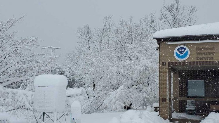 US spring snowstorm knocks out power across states, leaves 300,000 in the dark